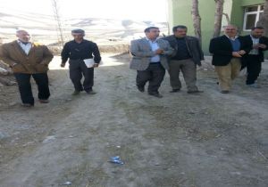 AK Partililerden köy çıkarması